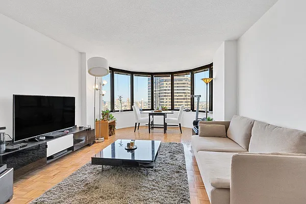 Rented by R New York | media 6