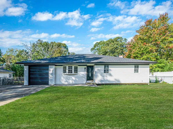 6 Dourland Road, Medford, NY 11763