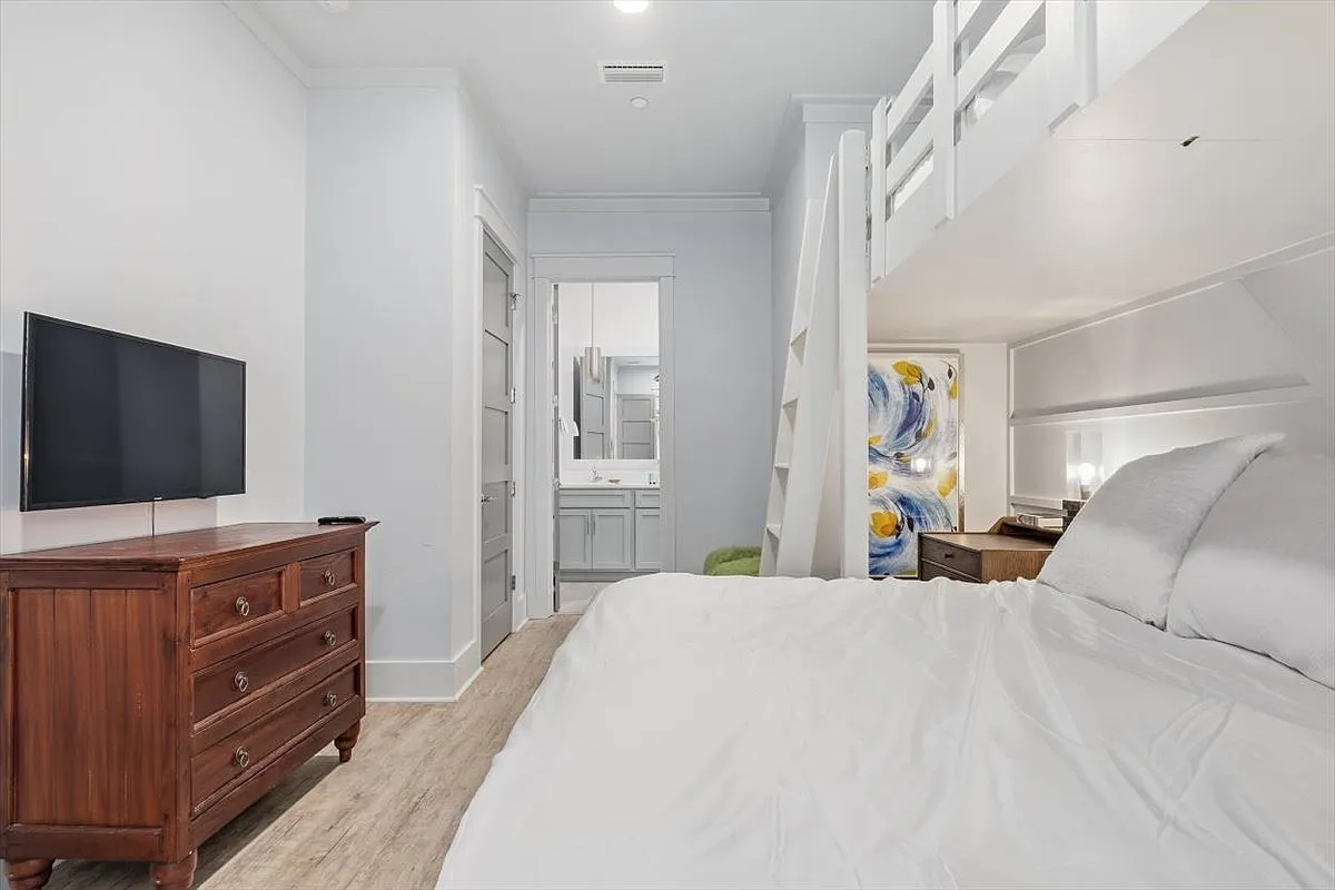 7 bed, 4500 sqft, $30,000 — Photo 3