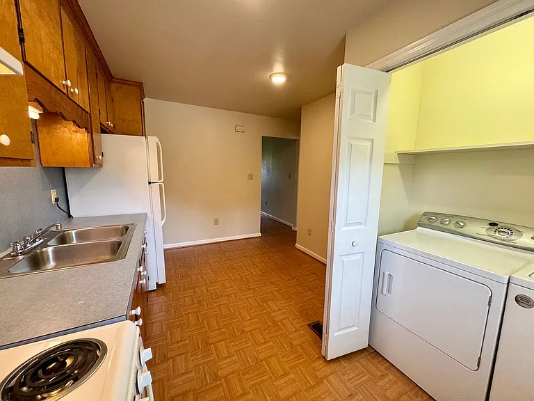 124 E Ferrell St — Photo 4