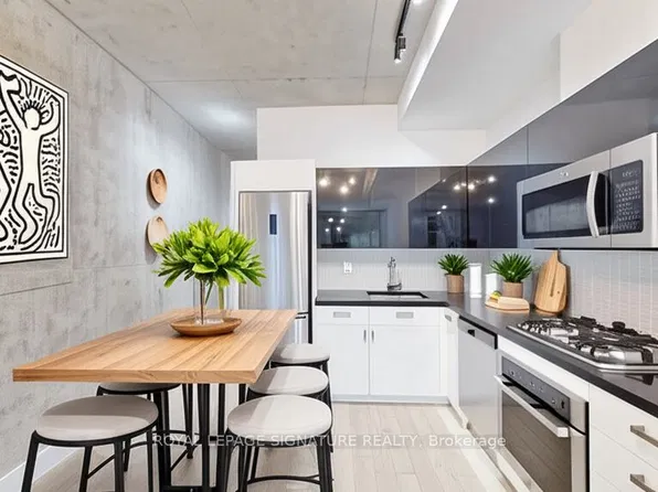 39 Brant St, Toronto, ON