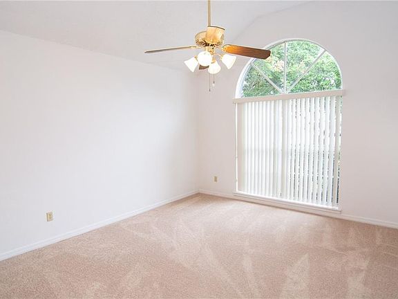 4th image of 1010 Corkwood Dr