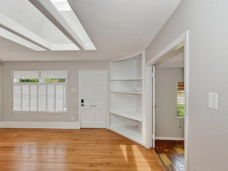 1010 Virginia Dr — Photo 4