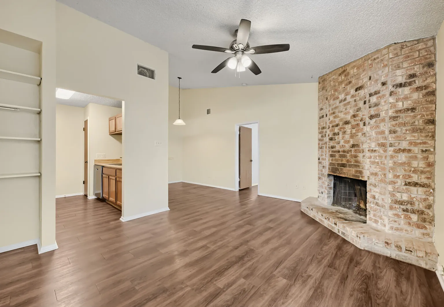 2 bed, 2.0 bath, 1148 sqft, $1,595 — Photo 3