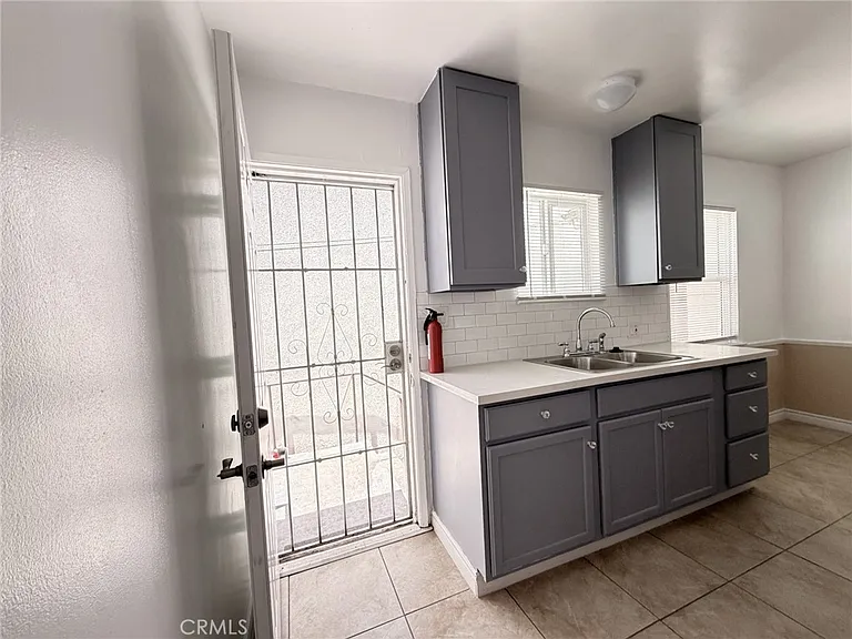 2431 W Beverly Blvd — Photo 4