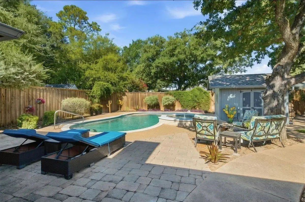 4 bed, 2.5 bath, 2330 sqft, $4,200 — Photo 3