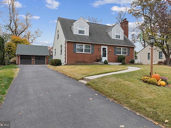 3rd image of 2142 Woodlawn Ave