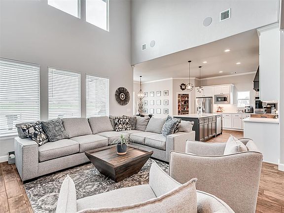 4th image of 18709 Oakcrest Dr