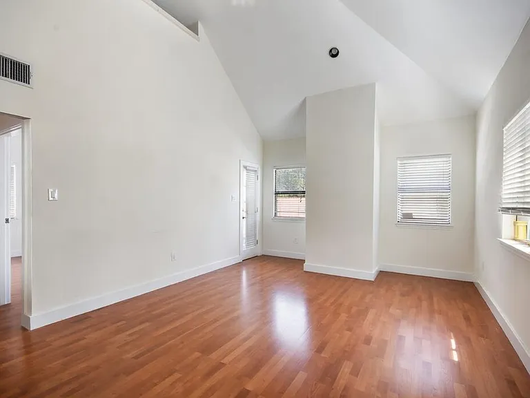 706 W 22nd St #306 — Photo 11