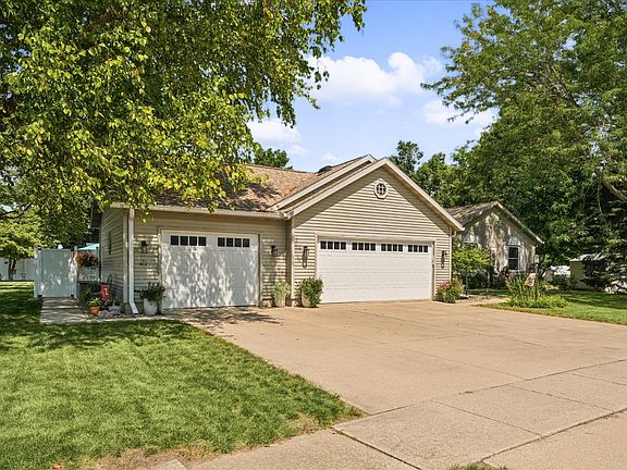 3rd image of 2002 Spruce Ln