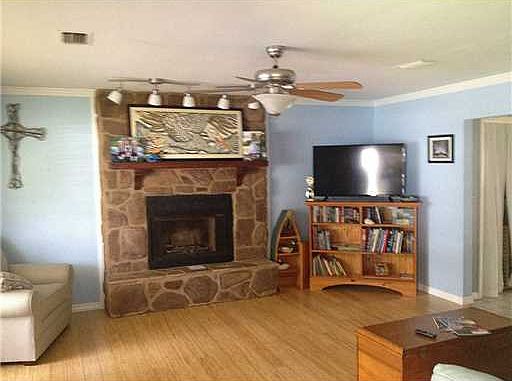 3rd image of 225 Woodland Cir