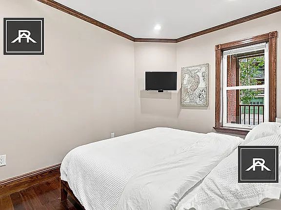 4th image of 15 Strathmore Rd APT 2