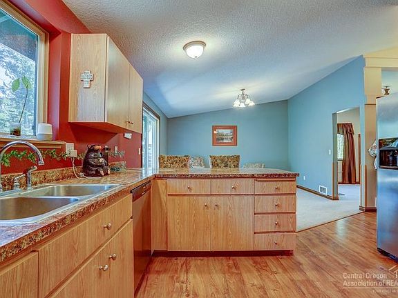 5th image of 16976 Whittier Dr