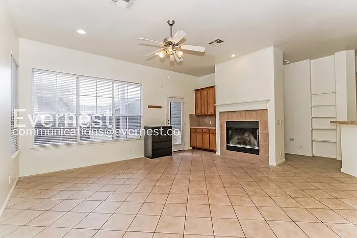 6 bed, 3.5 bath, 2851 sqft, $5,950 — Photo 2