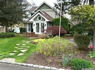 924 Maple St, Bohemia, NY 11716