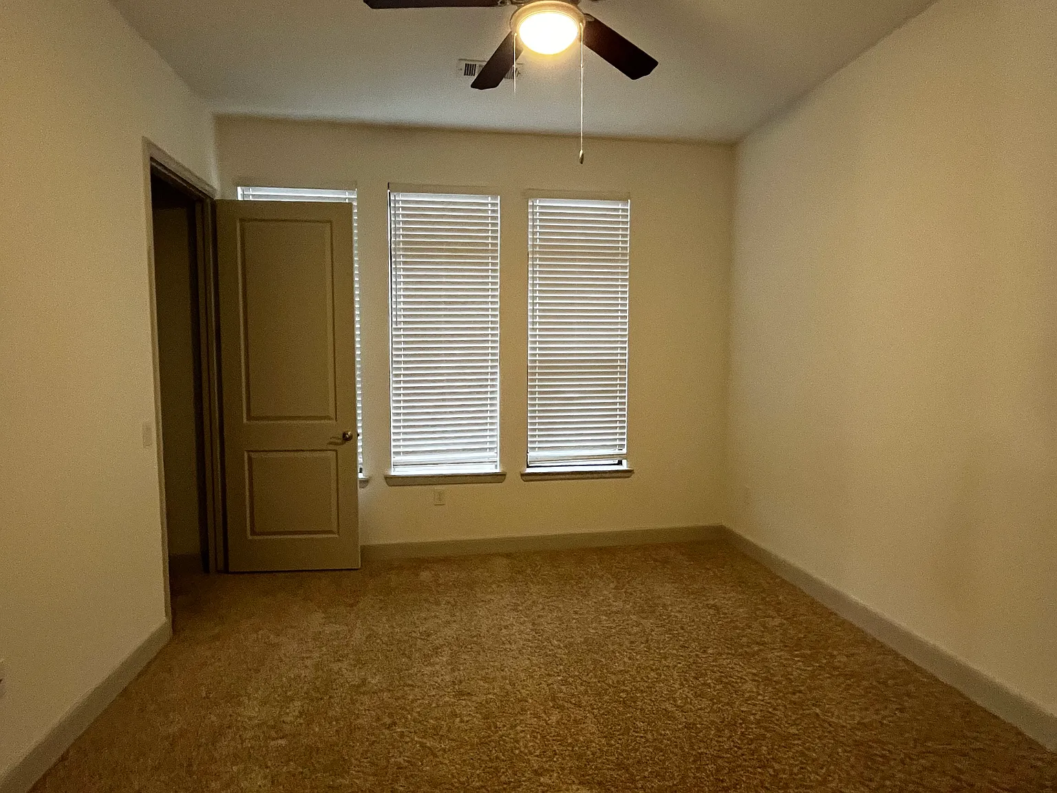 1 bed, 740 sqft, $1,727 — Photo 3