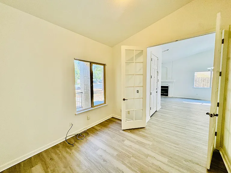 528 Burgundy St — Photo 5