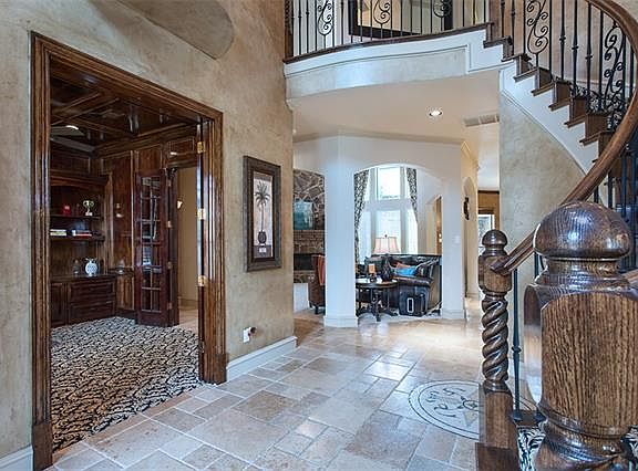 4th image of 1709 Surrey Ln
