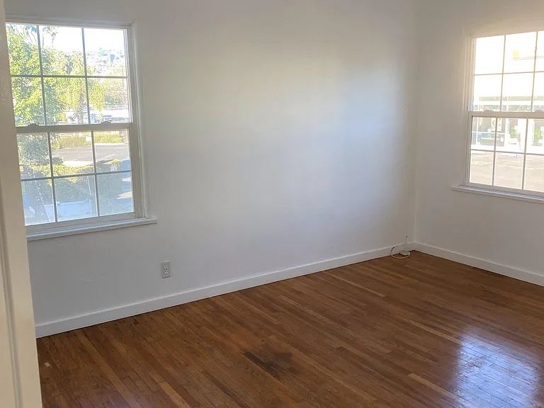 1453 1/2 N Mansfield Ave — Photo 12