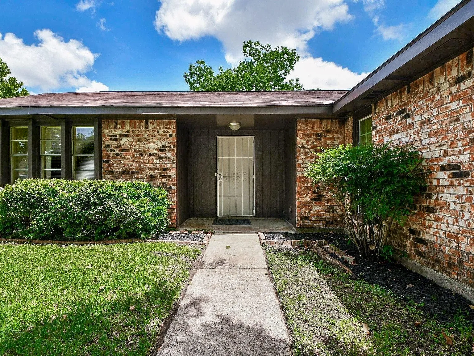 5 bed, 2.0 bath, 1857 sqft, $2,600 — Photo 2