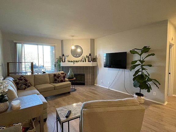 2nd image of 580 Camino De La Reina Unit 225