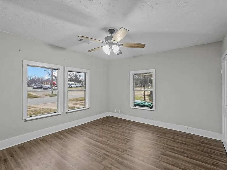 906 E Houston St — Photo 22