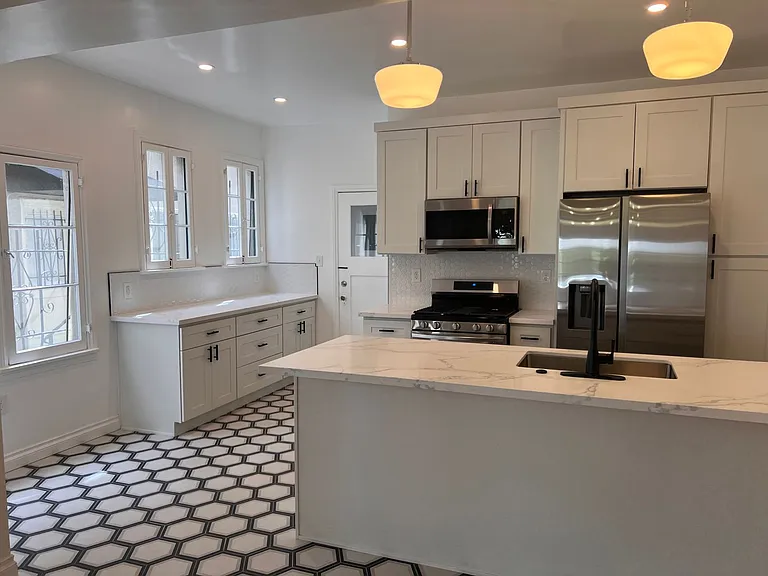 741 S Mansfield Ave — Photo 9