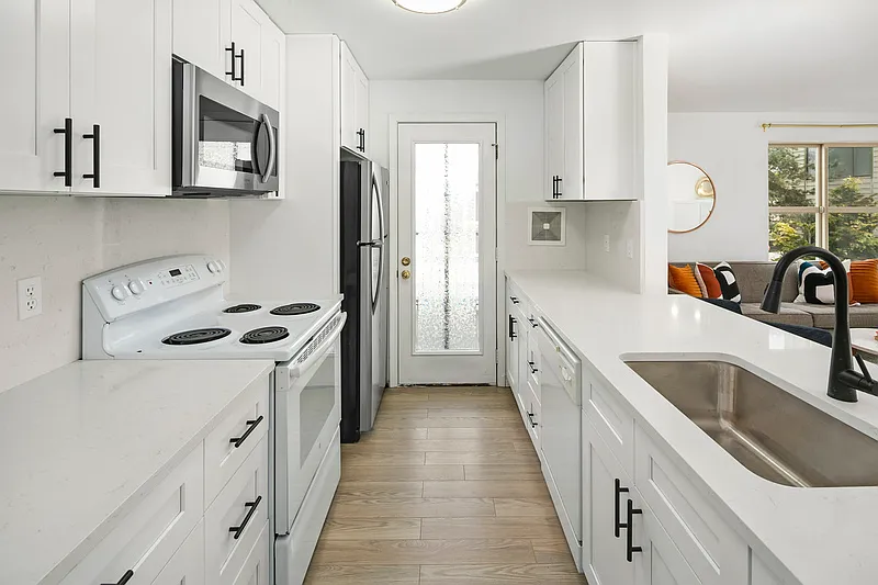 2 bed, 2.0 bath, 847 sqft, $2,295 — Photo 3