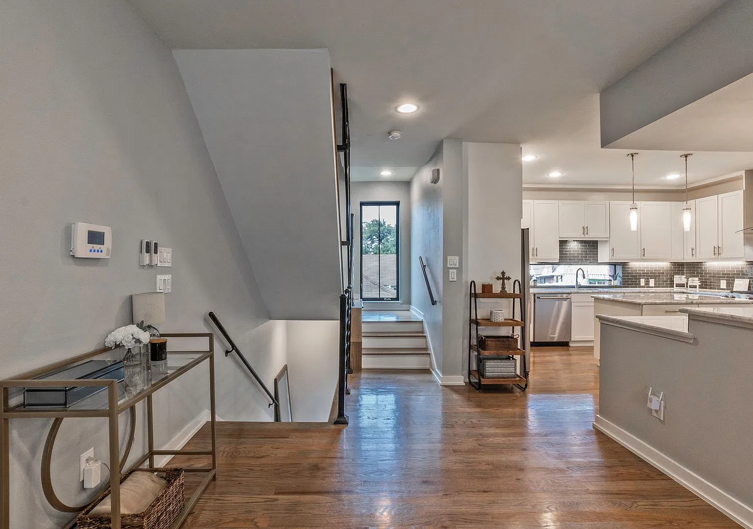Spacious East Dallas Corner Townhome for Lease | 2 Bed, 2.5 Bath | Attached Garage | Minutes to L... — Photo 4