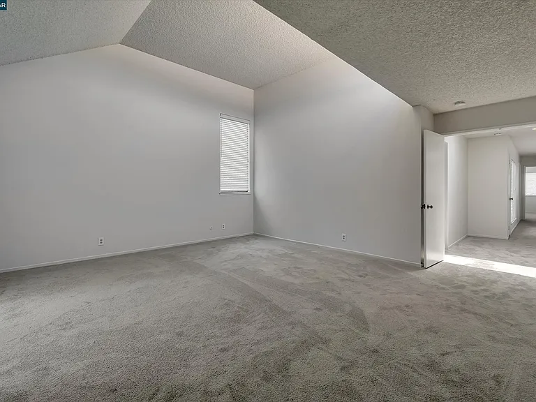1956 Fair Ridge Ct — Photo 32