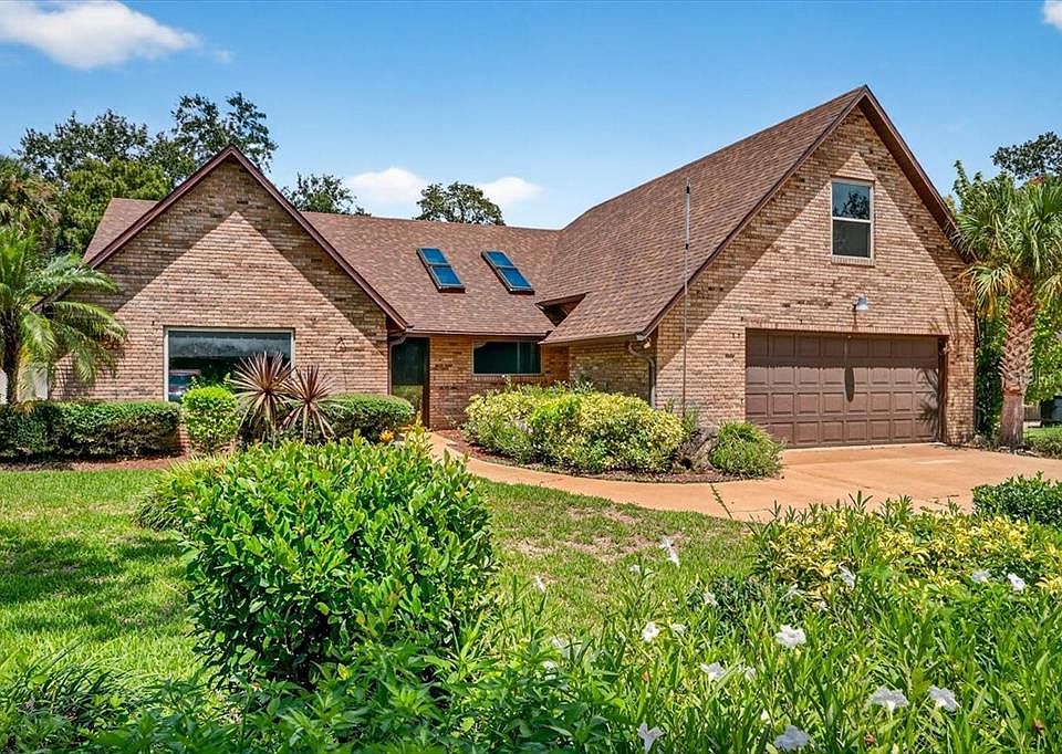 1st image of 16 FOX HOLLOW DRIVE