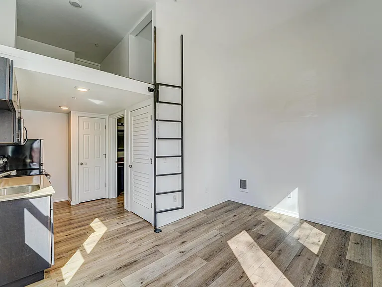 560 1st Ave N #101 — Photo 2