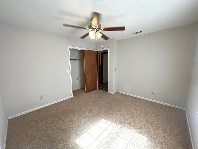 817 Robin Hood Trl — Photo 36