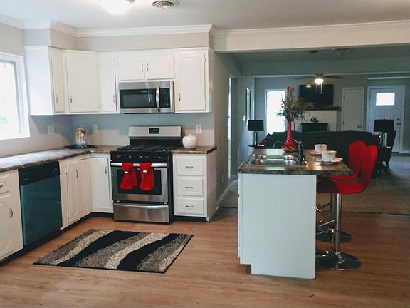 5th image of 400 Martha Ln