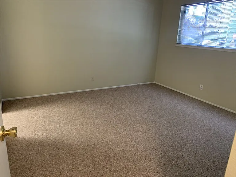 707 Hawthorne Ln — Photo 7