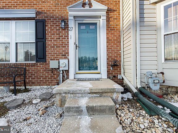 2nd image of 27 E Newtown Pl