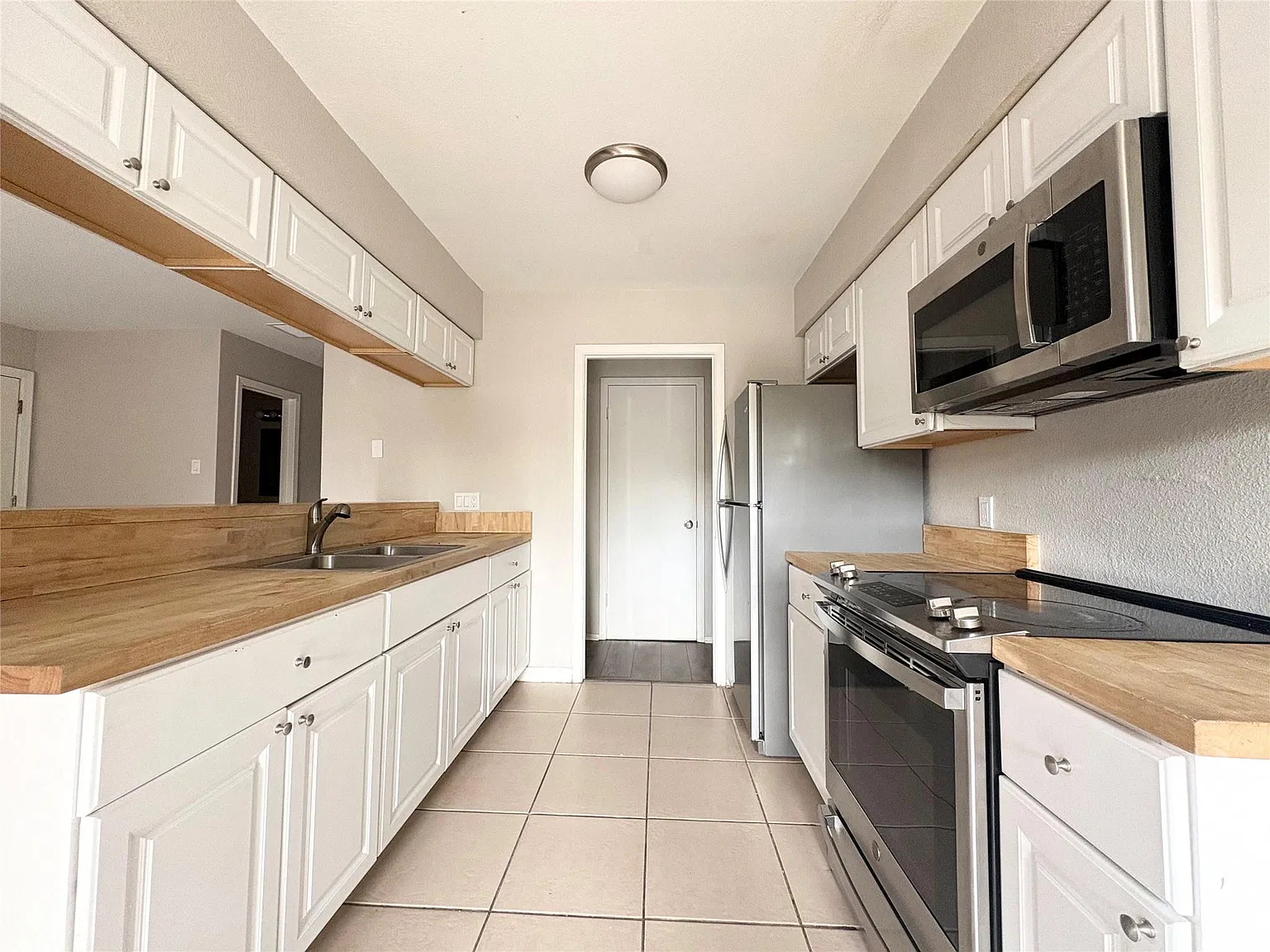 2 bed, 1.5 bath, 1032 sqft, $1,395 — Photo 2