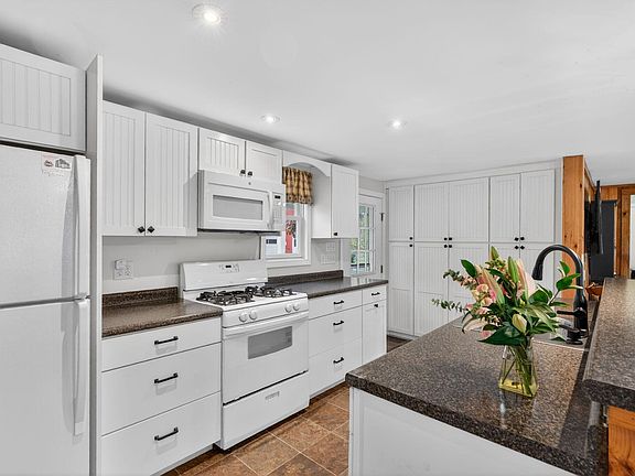 5th image of 110 Pickerel Pond Road