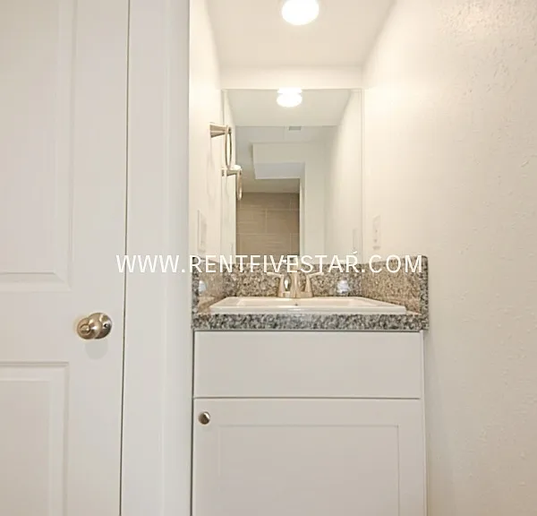 846 1/2 E Poplar St — Photo 8