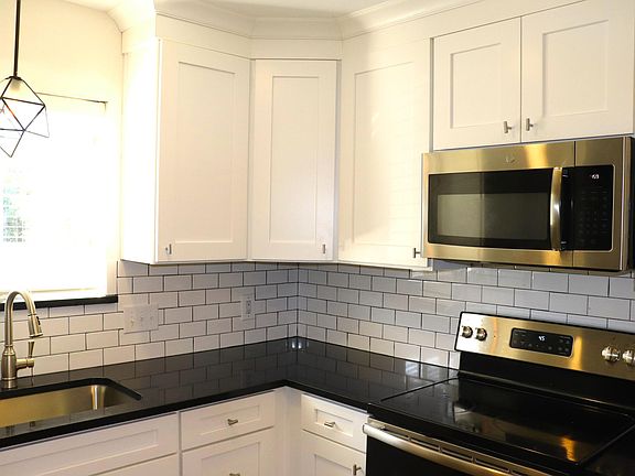 5th image of 2122 Hancock Dr APT 112