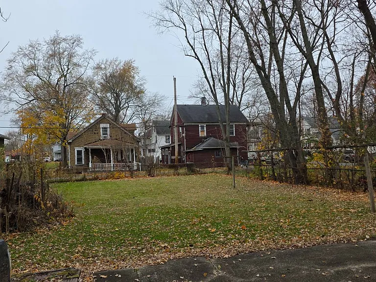 915 S Freedom Ave — Photo 3