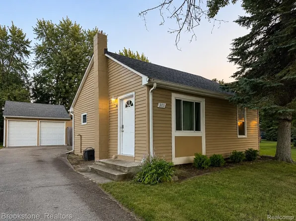 311 W Grand Traverse St, Commerce Township, MI 48382