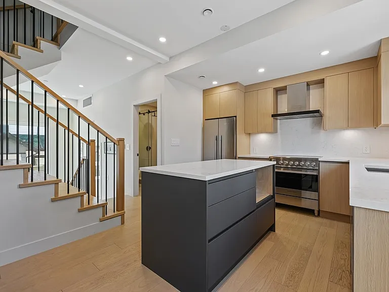 3410 Knight St — Photo 3
