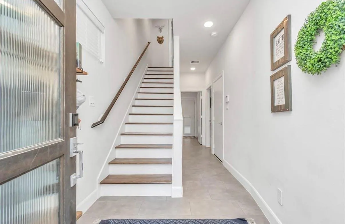 3 bed, 3.5 bath, 2291 sqft, $3,100 — Photo 2