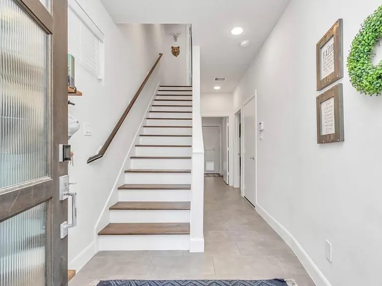 360 Eado Park Cir — Photo 2