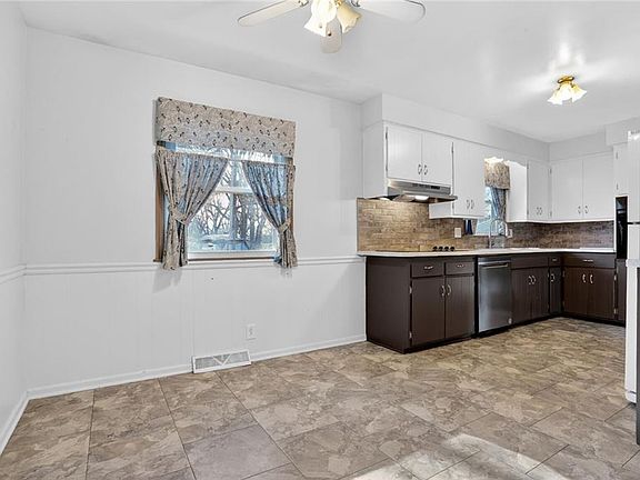 4th image of 301 Hargis Ln