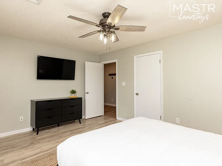 136 Sussex Dr — Photo 6