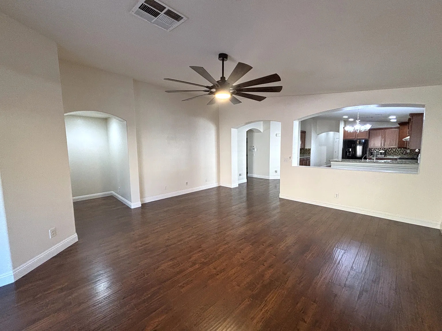 3 bed, 1948 sqft, $2,300 — Photo 4