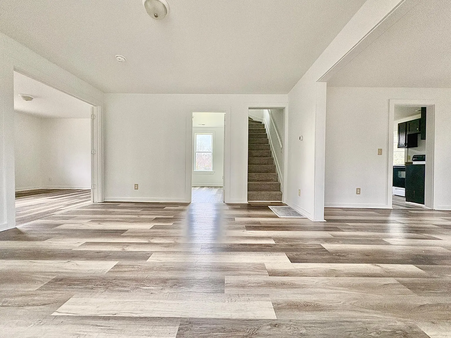 5 bed, 1.5 bath, 1780 sqft, $1,800 — Photo 3