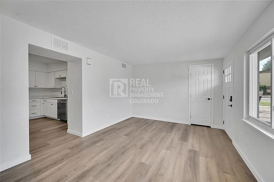 Beautifully Remodeled 2 Bedroom Near Downtown Colorado Springs! — Photo 4